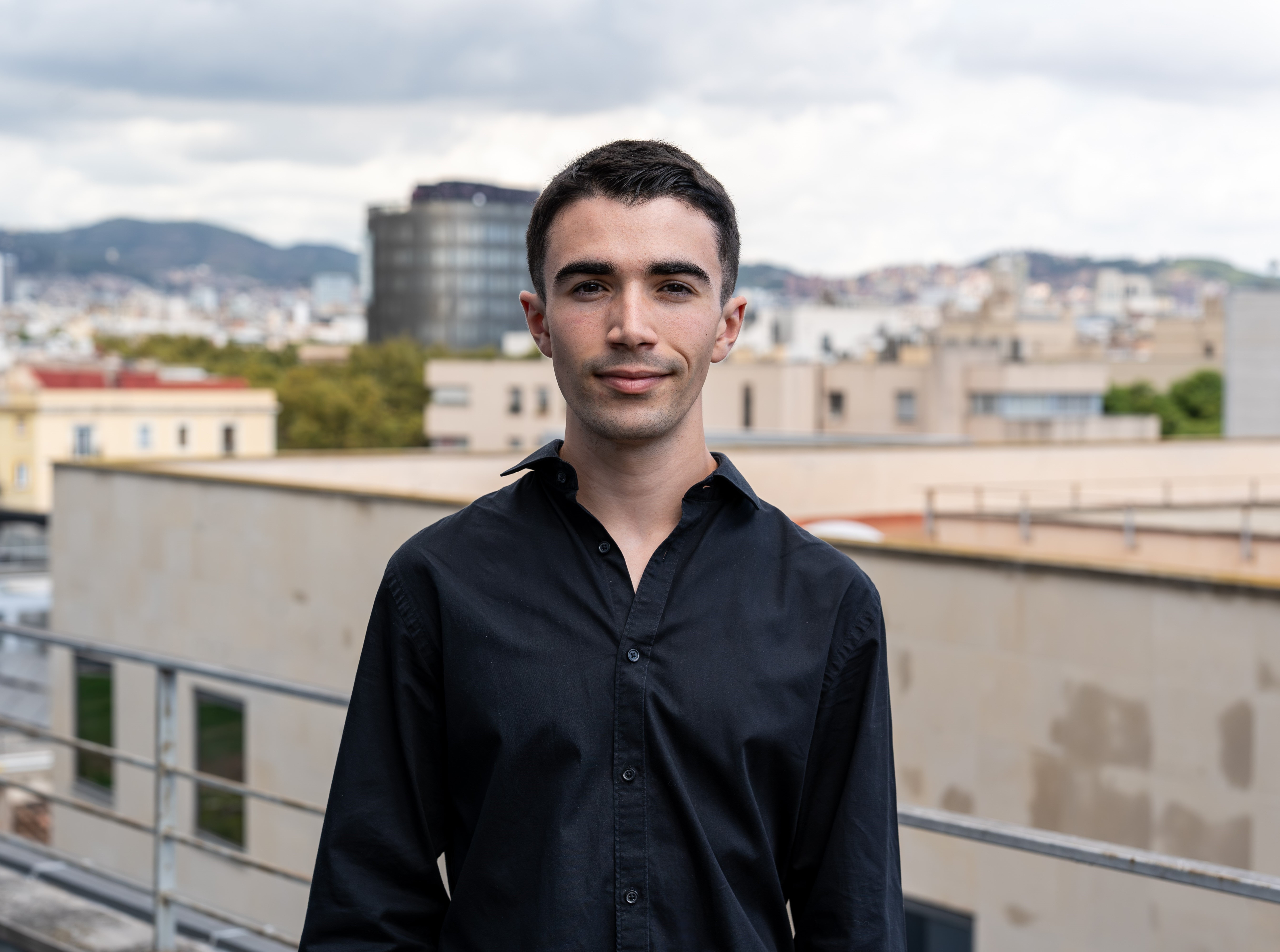 Pol en una terraza, retrato urbano