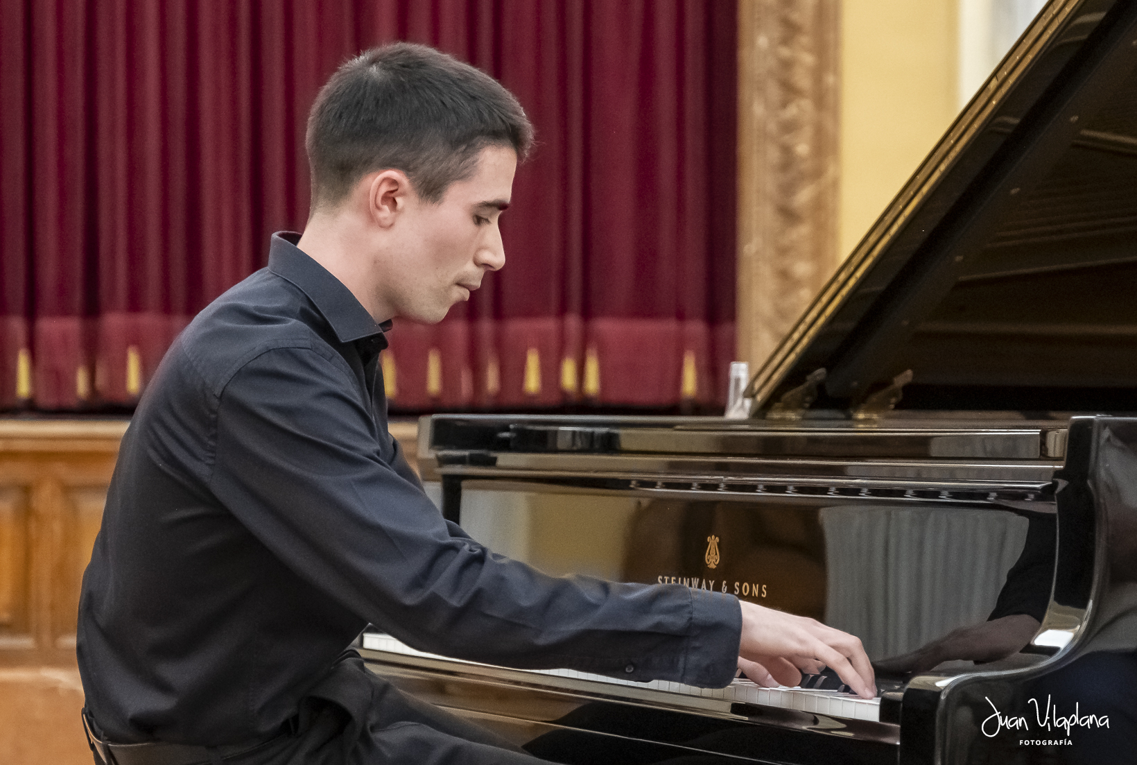 Pol Requena Bolea al piano en sala de conciertos